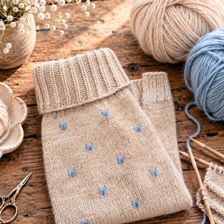 hunde cashmere beige mit powder blau herzen – 100 % cashmere