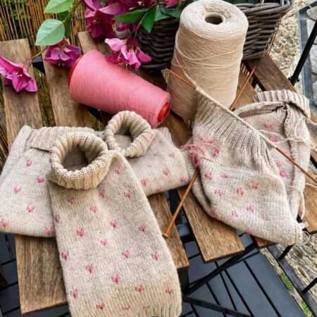 hunde cashmere beige mit rosa herzen – 100 % cashmere
